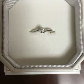 【4℃ BRIDAL(ヨンドシーブライダル)の口コミ】 もともとリング自体に曲線のあるタイプが好きだったので、お店で選ぶ際も…