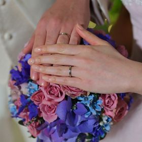 【4℃ BRIDAL(ヨンドシーブライダル)の口コミ】 主人にとっては初めて身につける指輪だったので、違和感なくつけられるデ…