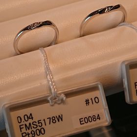 【I's stone(アイズストーン)の口コミ】 リングのくぼみにダイヤモンドが埋め込まれているタイプなので、どの角度…