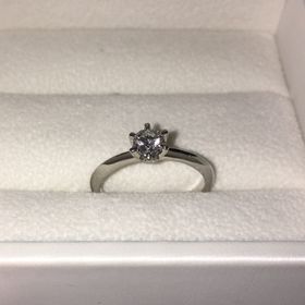 【アンジェリックフォセッテ(Angelique Fossette)の口コミ】 おとぎ話に出てくるような、典型的なデザインが、いかにも婚約指輪という…