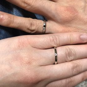【エクセルコダイヤモンド(EXELCO DIAMOND)の口コミ】 シンプルなのに、気品を感じるリングなこと。デザインが2人とも似ていてペ…
