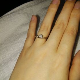 【アイプリモ(I-PRIMO)の口コミ】 中心ダイヤの隣に小さいピンクダイヤが付いていて可愛らしいデザインだっ…