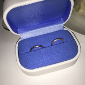 【銀座ダイヤモンドシライシの口コミ】 片面にしかダイヤモンドがついていなくて、２通りのはめ方ができるのがと…