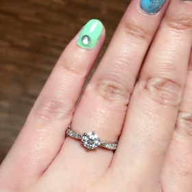 【宝寿堂(ほうじゅどう)の口コミ】 初めはシンプルなアームの一粒ダイヤのものにしようと思っていたのですが…