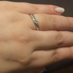 【葵山葵(アオイワサビ)の口コミ】 私は指が太いので細い指輪だと余計に指が太く見えがちになってしまうので…