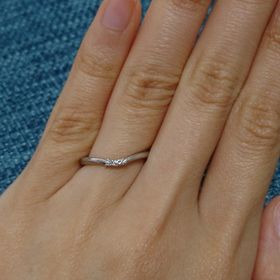 【アイプリモ(I-PRIMO)の口コミ】 ダイヤが3つ入っているんですが、埋め込まれている感じですので服等に引っ…