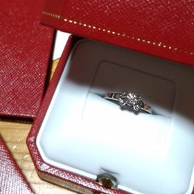 【カルティエ(Cartier)の口コミ】 彼が店舗すべての指輪を確認して、色々試着させていただき、メインのダイ…