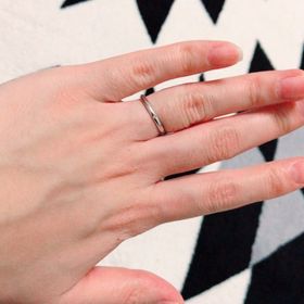 【AFFLUX(アフラックス)の口コミ】 予算に合った指輪の中でも、シンプルで特徴のある指輪のデザインが良かっ…