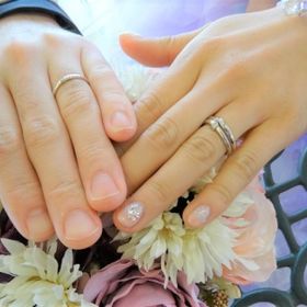 【俄(にわか)の口コミ】 シンプルで飽きがこず、そしてつけやすいことが決め手でした。
結婚指輪は…