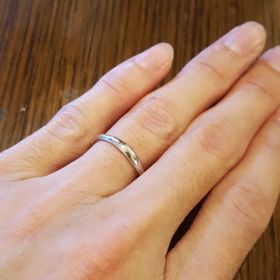 【宝寿堂(ほうじゅどう)の口コミ】 婚約指輪との相性。
同じ店で婚約指輪も選んだため、結婚指輪と一緒につけ…