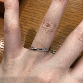 【アネリディギンザ(ANELLI DI GINZA)の口コミ】 指輪自体はすごいシンプルですが、婚約指輪と重ね付けをするとしつこい感…