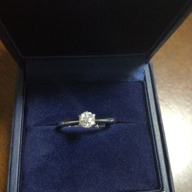 【銀座ダイヤモンドシライシの口コミ】 プロポーズリングの場合は石をまず選び、フリーサイズのリングを購入しま…