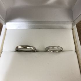 【PILOT BRIDAL(パイロットブライダル)の口コミ】 形、細工のデザインが男性側は鏡面と細工のコントラスト、指へのフィット…