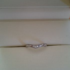 【ケイウノ ブライダル(K.UNO BRIDAL)の口コミ】 ミル打ちで、細めで、ダイヤが少し散りばめられていて、V字で...というこ…