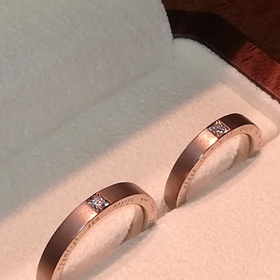 【TANZO.(鍛造指輪)の口コミ】 既製品の指輪をいろいろ見て回りましたが
色が気に入らなかったり
デザイ…