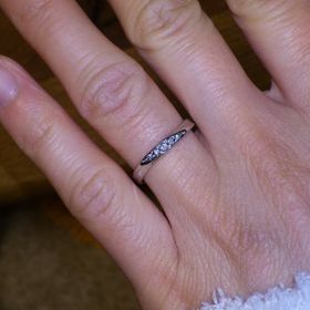 【ROYAL ASSCHER(ロイヤル・アッシャー)の口コミ】 女性らしい曲線のデザインが気に入りました。また、中央にダイヤが埋め込…