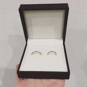 【ESTELLE(エステール)の口コミ】 カジュアルにつけられる細めのリングを探していました。ゴールドとシルバ…