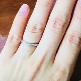 【銀座ダイヤモンドシライシの口コミ】 角度によって見え方が違うデザインなので、通常はダイヤがキラキラしてい…