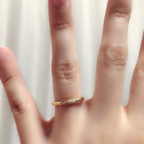 【エクセルコダイヤモンド(EXELCO DIAMOND)の口コミ】 わたしはゴールドでダイヤモンドが入ってる細身で繊細なものが希望で、夫…