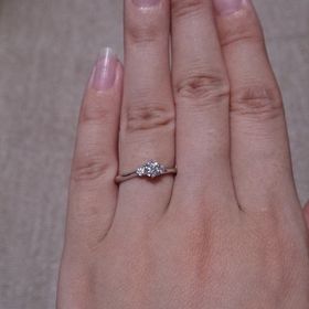 【銀座ダイヤモンドシライシの口コミ】 結婚指輪と重ね付する予定で購入。
ウェーブとストレートのどちらにしよう…