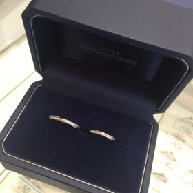 【銀座ダイヤモンドシライシの口コミ】 デザインも沢山あるので悩みましたが
店員さんも一緒に考えてくださり
自…