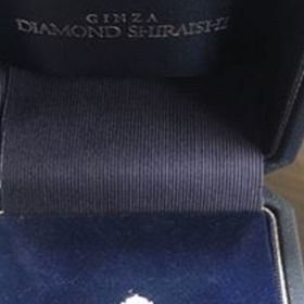 【銀座ダイヤモンドシライシの口コミ】 事前にサイトにて写真などでデザインを確認してから来店しました。当初狙…