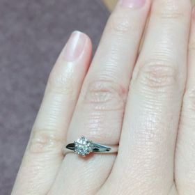 【銀座ダイヤモンドシライシの口コミ】 即決でした。ソリティアリングが気に入り、ウェーブ形（シライシオリジナ…