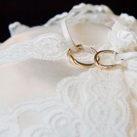 【銀座ダイヤモンドシライシの口コミ】 ピンクゴールドとプラチナが使われていて、さり気なくオシャレです。
少し…