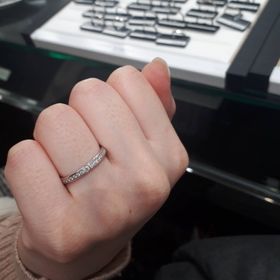 【ラザール ダイヤモンド(LAZARE DIAMOND)の口コミ】 ラザールダイヤモンドさんのハーフエタニティタイプの指輪です。
とてもキ…
