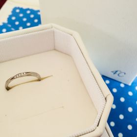 【4℃ BRIDAL(ヨンドシーブライダル)の口コミ】 婚約指輪をハーフエタニティにして、結婚指輪は重ね付けすることを前提に…