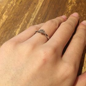 【俄(にわか)の口コミ】 横から見たときのデザインに一目惚れ。つけ心地も良かったからです。花麗…