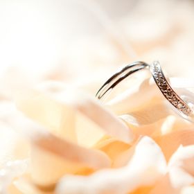 【アンジェリックフォセッテ(Angelique Fossette)の口コミ】 ダイヤが埋め込まれているのがデザインの絶対条件で、緩い波型のデザイン…