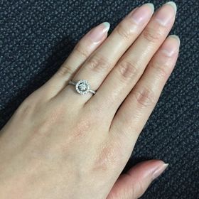 【FOREVERMARK(フォーエバーマーク)の口コミ】 ４Cにはこだわらず、とにかく見栄えするデザインで、センターダイヤと他に…