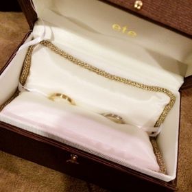 【ete(エテ)の口コミ】 表面の凹凸加工が他にはないデザインで気に入りました。
旦那はゴールド、…