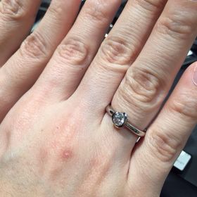 【ラザール ダイヤモンド(LAZARE DIAMOND)の口コミ】 セットと違い周りをぐるっと囲っているので、ダイヤモンド自体が大きく見…