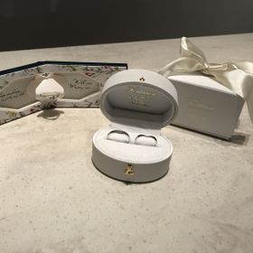 【Foulason(フレゾン)の口コミ】 婚約指輪と結婚指輪を重ね付けできるものを探してました。
重ね付けにこだ…
