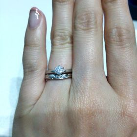 【銀座ダイヤモンドシライシの口コミ】 ダイヤが一番輝いて見えるように、シンプルで尚且つ指にフィットする細め…