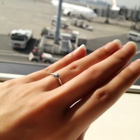 【銀座ダイヤモンドシライシの口コミ】 リングが細身で中心のダイヤを際立たせるデザインがとても好みでした。ダ…
