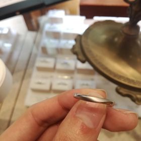 【アネリディギンザ(ANELLI DI GINZA)の口コミ】 形状はウェーブタイプで一部マット加工がほどこされておりとても大人な指…