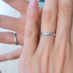 【Douxmiere bijou SOPHIA(ドゥミエール ビジュソフィア)の口コミ】 まず、装着した際にお互いの指にしっくりはまったところです。
そしてレデ…