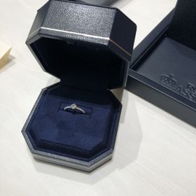 【ROYAL ASSCHER(ロイヤル・アッシャー)の口コミ】 どのデザインも素敵でとても迷いましたが、真ん中に存在感のあるダイヤモ…