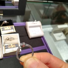 【HOSHI no SUNA 星の砂(ほしのすな)の口コミ】 ダイヤモンドの質が高い。
0.5から1カラットと普通より大きいサイズのダイ…