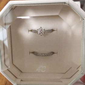 【4℃ BRIDAL(ヨンドシーブライダル)の口コミ】 二つ迷っているお店があり1店舗目の指輪を試着させてもらった時と大きく違…