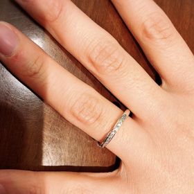 【COLANY(コラニー)の口コミ】 少し斜めのラインとそのラインに合わせてダイヤが入っているので、シンプ…