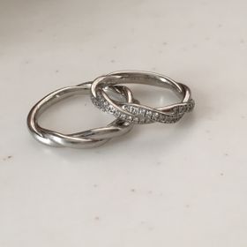 【ラザール ダイヤモンド(LAZARE DIAMOND)の口コミ】 デザインが決め手でした。
指輪の名前のアイヴィとは、「蔦（つた）」とい…