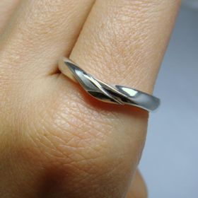 【俄(にわか)の口コミ】 指にとってもフィットしました。デザイン性は最高で、存在感がありうれし…