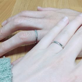 【1122 iifuufu bridal(いい夫婦ブライダル)の口コミ】 流れるようにダイヤが細くほどよくついているのがとても可愛かった。リン…