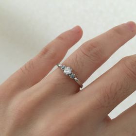 【サマンサシルヴァブライダルの口コミ】 主人が年下で収入も自分より低かった為、最初は婚約指輪を買ってもらうこ…