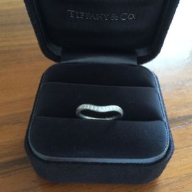 【ティファニー(Tiffany & Co.)の口コミ】 指がぽっちゃりしているので、V字ラインによって指をスッキリ見せる効果が…