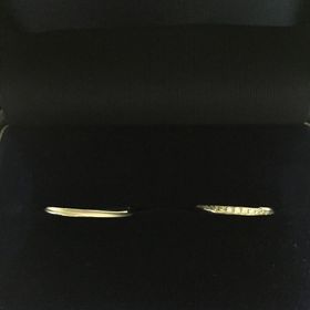 【銀座ダイヤモンドシライシの口コミ】 細身で、内甲丸を必須条件で探しました。
特にこの指輪は、ストレートなの…